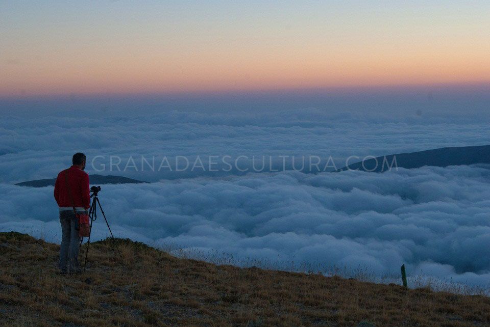 Mar de nubes en Sierra Nevada al amanecer